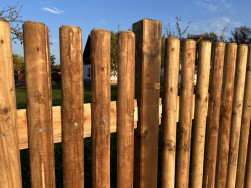 Zakončení plotových planěk na obou stranách fazetou