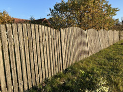 Původní dřevěný plot byl vyrobený z širokých prken bez povrchové úpravy