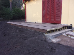 Okraje terasy jsme zakončili ukončovací lištou ze stejného materiálu jako byla celá podlaha