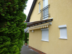 Rohová pergola byla na zeď domu upevněna na robustní pozednici