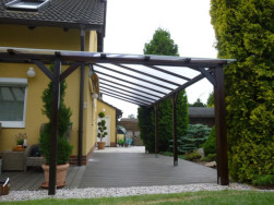 Dřevěné stojky pergoly jsme k podkladu kotvili na zemní vruty