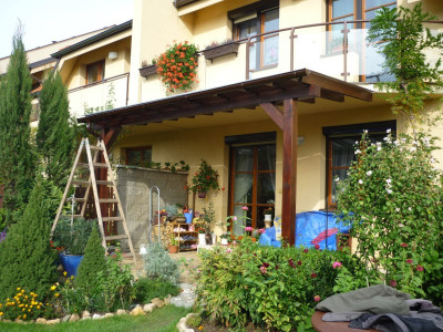 Jednoduchá zastřešená pergola kotvená na hranu balkonu