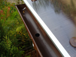 Zastřešená pergola byla v přední části zakončena okapovým setem