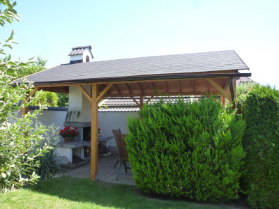 Pergola postavená ke zděnému venkovnímu krbu