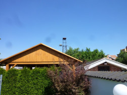 Vyplněný přední i zadní štít smrkovou palubkou