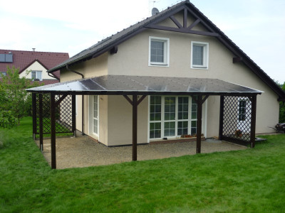 Rohová pergola po stranách uzavřená ozdobnou mříží