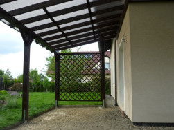 Zahradní pergola byla po stranách uzavřena ozdobnou mříží