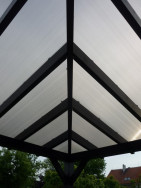 Detailní pohled na sestavená střešní ráhna v rohu pergoly