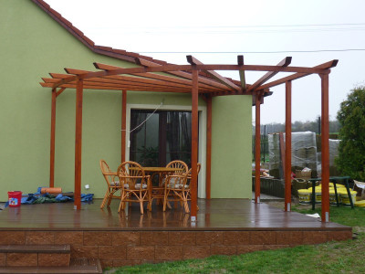Zahradní pergola ve tvaru kruhové výseče bez zastřešení na terasu