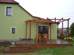 Na nezastřešenou pergolu jsme použili smrkové hranoly ošetřené lazurou kaštan