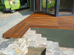 Prkna použitá na venkovní terasu jsou v rozměru 25 x 145 mm v různých délkách