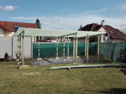 Po vytvrdnutí betonu jsme do úchytů z pozinkované oceli připevnili stojky z hranolů 9 x 9 cm