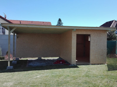 Zahradní pergola napojená na sklad opláštěný OSB deskami
