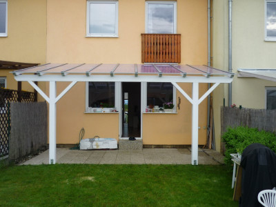 Bílá zahradní pergola zastřešená komůrkovým polykarbonátem
