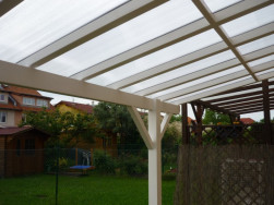 Pergolu jsme ošetřili bílou krycí barvou, aby pergola ladila s rámy dveří a oken