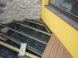 Pod zahradní podlahu je třeba nejprve sestavit podkladní rošt z nosných profilů