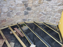 Pod kompozitní podlahu je potřeba ve více namáhaných místech vyrobit podkladní rošt zdvojený