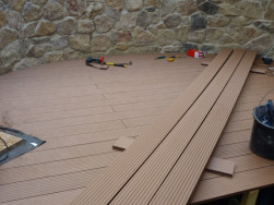 Kompozit je materiál složený z 60% dřeva a 40% HDPE plastu