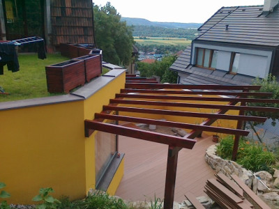 Opěrná pergola bez zastřešení v přední části kotvena na dvojitý úchyt
