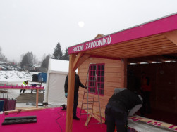 Před otevřením závodu musí být vyladěný každý detail montované chaty Hamar