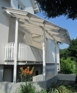 Jednoduchá opěrná pergola pro překrytí prostoru balkonu a vstupu do suterénu