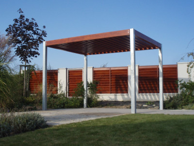 Samostatně stojící pergola bez zastřešení v odstínu mahagon