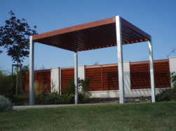Hotová pergola bez zastřešení je pouze dekorativní záležitost, během nepříznivého počasí ji nelze využívat