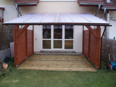 Praktická a elegantní zastřešená pergola kotvená na zemní vruty