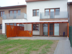 Zastřešená pergola doplněná o zástěny zajistí rodině větší soukromí