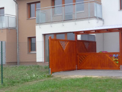Pergolové stojky jsme do zámkové dlažby kotvili na zabetonovaný dvojitý úchyt