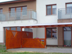 Zástěny Modern jsme do pergoly připevnili na kovové úhelníky, které jsou dostatečně pevné