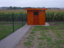 Dřevěný zahradní domeček jsme montovali na podklad ze zámkové dlažby
