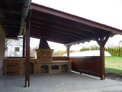 Zahradní pergola ke kamenné udírně u víkendové chalupy