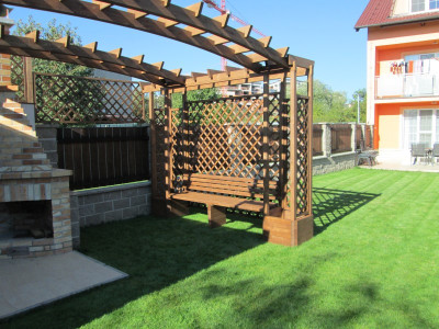 Pergola Linda s dřevěnou lavičkou doplněná ozdobnými mřížemi
