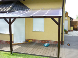 Komůrkový polykarbonát jsme na střešní ráhna připevnili přítlačnými terčíky