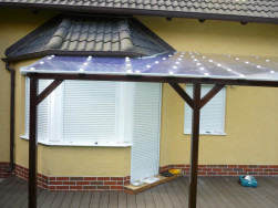 Venkovní pergolu jsme zastřešili čirým komůrkovým polykarbonátem