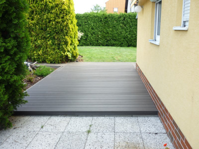 Dřevěná pergola se zastřešením a podlaha z kompozitu