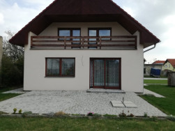 Pozednice opěrné zastřešené pergoly bude  kotvena do zdi pod zastřešenou lodžii
