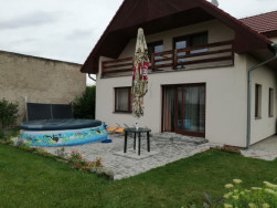 Fotografie terasy s podkladem ze zámkové dlažby  na kterou budeme vyrábět zastřešenou pergolu