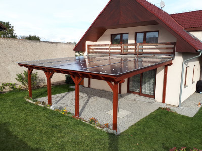 Veliká pergola z lepených hranolů kotvená do ocelových úchytů