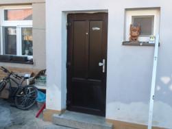 Takto vypadal vstup do domu před instalací zastřešení