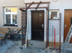 Hranoly na zeď domu jsme upevnili  pomocí závitových tyčí a chemické kotvy