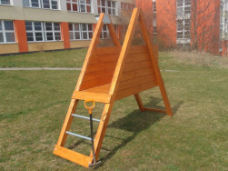 Na podestu ke skluzavce se vystoupá po kovových šprušlích