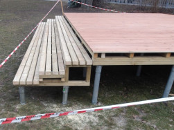 Tři schody do venkovní učebny jsme vyrobili z impregnovaných smrkových hranolů