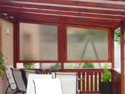 Jednu stranu pergoly jsme vyplnili or&aacute;movan&yacute;m polykarbon&aacute;tem