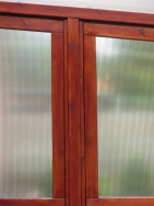 Detail upevněn&iacute; zar&aacute;movan&eacute;ho polykarbon&aacute;tu do jedn&eacute; strany zahradn&iacute; pergoly