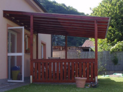 Dřevěn&eacute; z&aacute;bradl&iacute; vysok&eacute; 90 cm  jsme vsadili do konstrukce pergoly