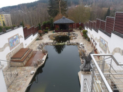 Pohled z vyv&yacute;&scaron;en&eacute; terasy na zahradn&iacute; jez&iacute;rko