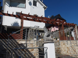 Pergolu jsme na dvou m&iacute;stech doplnili ozdobnou mř&iacute;ž&iacute; z tvrd&eacute;ho dřeva