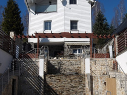 Dřevěn&aacute; pergola působ&iacute; esteticky a kr&aacute;sně doplňuje vyv&yacute;&scaron;enou, kamennou terasu